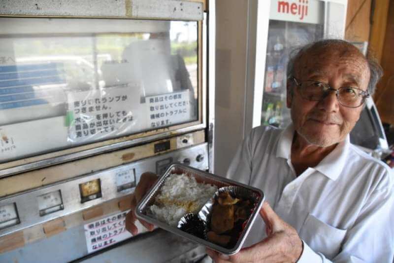 生銹的售貨機(jī)前排隊(duì)買(mǎi)便當(dāng)...開(kāi)業(yè)半世紀(jì)的懷舊魅力